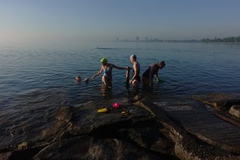 lakefront point swimmers jeff, karen mary, barbara at the ladder DSC03427-screen