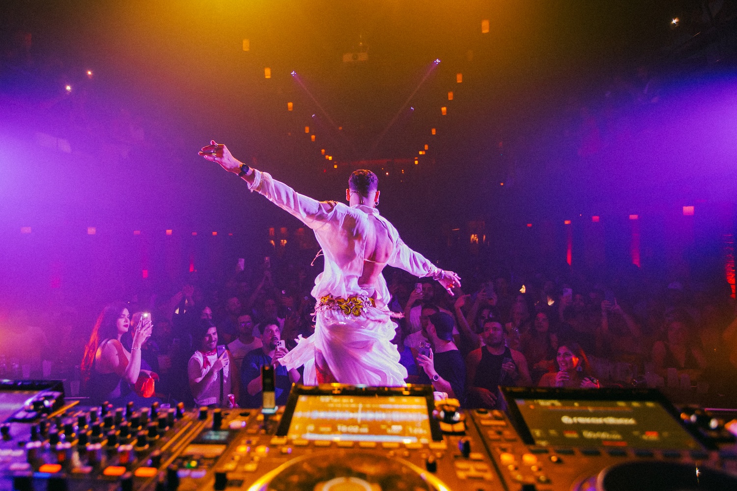 Today In Culture, Wednesday, November 12, 2025: Carl Sandburg Read In Court | Twin Peaks’ Thalia Hall Return | Thanksgiving Chicago-Style